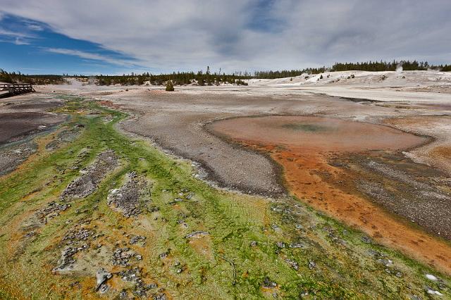 071 Yellowstone NP, Pinwheel Geyser.jpg